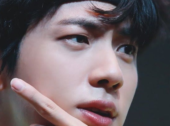 BTSジンの目は一重