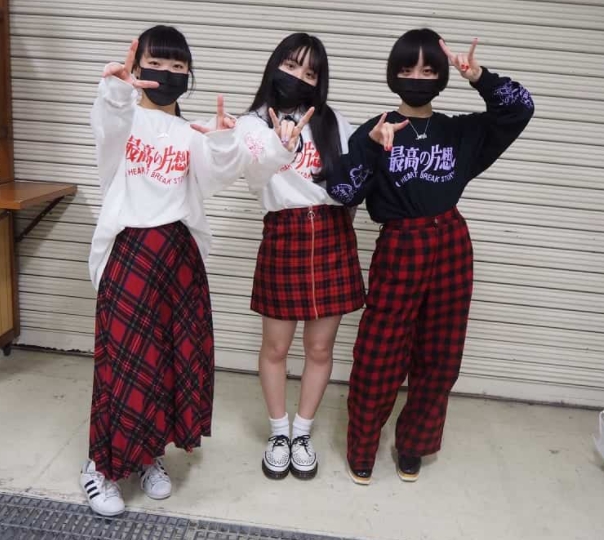 「うっせぇわ」adoは女子高生だった 年齢、素顔、高校はどこ？adoの由来