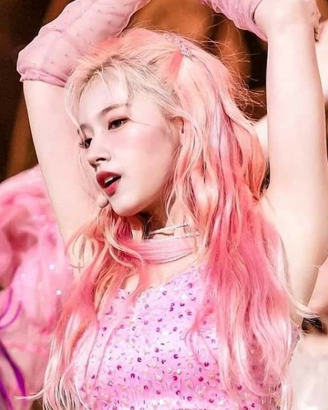 TWICEサナの性格や身長などのプロフィール