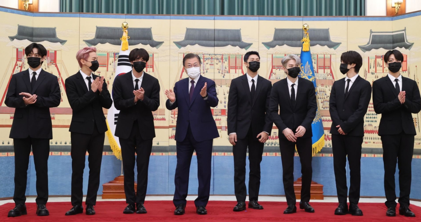 防弾少年団が韓国大統領に認められ、外交パスポートを受け取る
