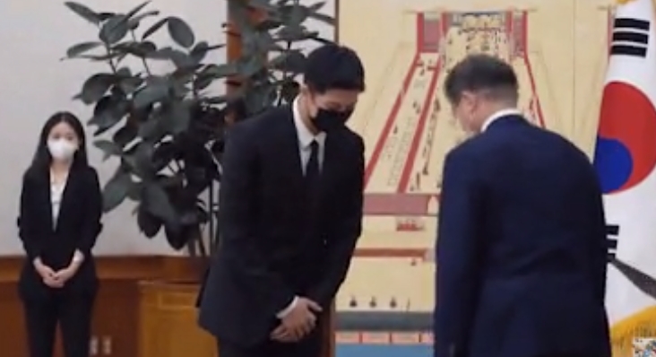 今回の韓国の文在寅大統領からの任命状を、メンバーリーダーのRMが一番最初に受け取りました。