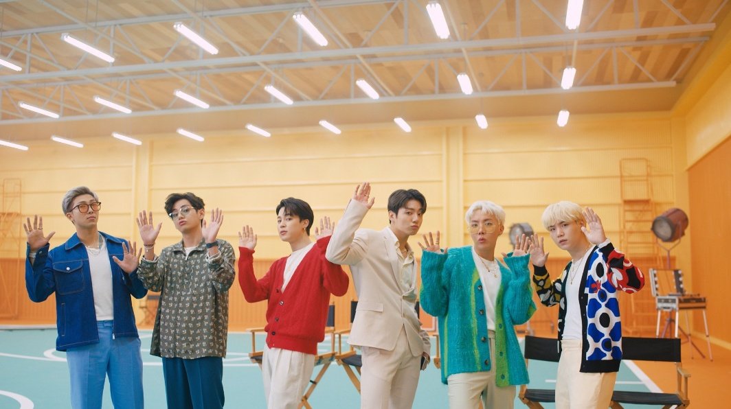 BTSジンがいない?BTS6人の写真でGalaxyが謝罪!Galaxy Z Fold3のCMで炎上!