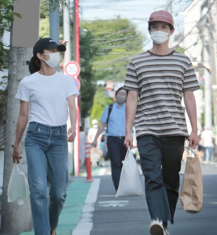 二人は夫婦役として出演していたとのことですが、その5年後の2020年6月にフライデーで熱愛が報じられました。